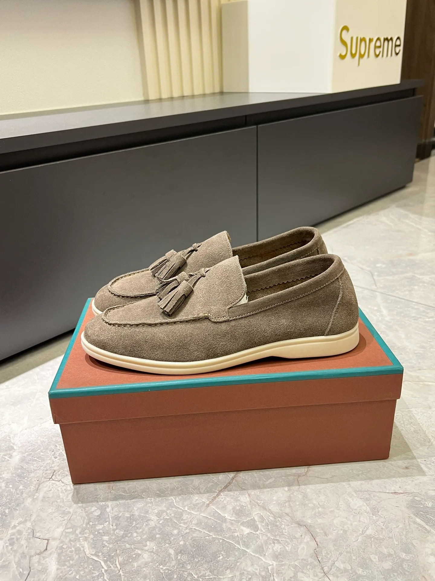 Men's shoes 💰p360 "Loro men's shoes 💰pian'*" Classic L men's shoes for couples 💰p Top version British flat loafers, a must-have item in old money style, the minimalist design is eye-catching and durable, a plus point for dressing The soft foot feel and texture are outstanding. They don’t scratch your feet and are very nice. They are matched with soft and waxy soles. They can be worn daily for a long time without getting tired. They are easy to wear, versatile and classic items, with perfect foot feel and texture! Imported cashmere fabric, the lining is made of imported A-grade water-dyed cow lining, the top version of the genuine leather midsole is sewn with pure handmade mark thread! Size: Female 35-40 (34. Customized) Male 38-44 (45.46. Customized)